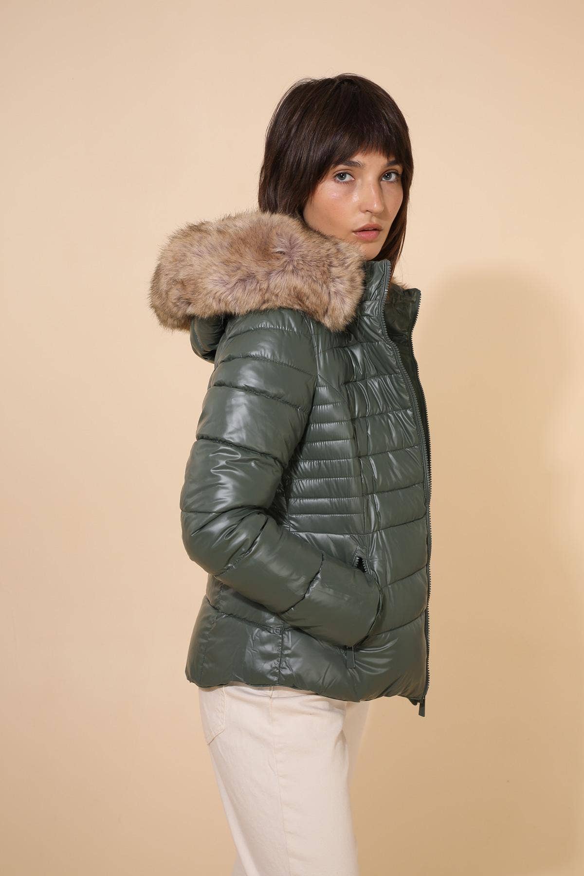Attrait Paris - Wholesale Jacket - Women's - Metallic short puffer jacket with faux fur hood18