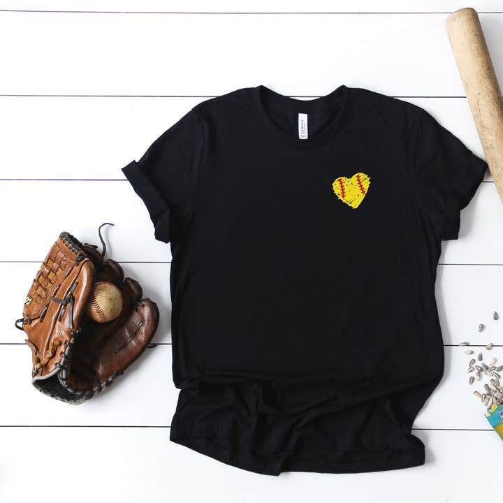 Softball Heart Sevärdheter Bläck Grafisk Tee för wholesale av Sights Ink