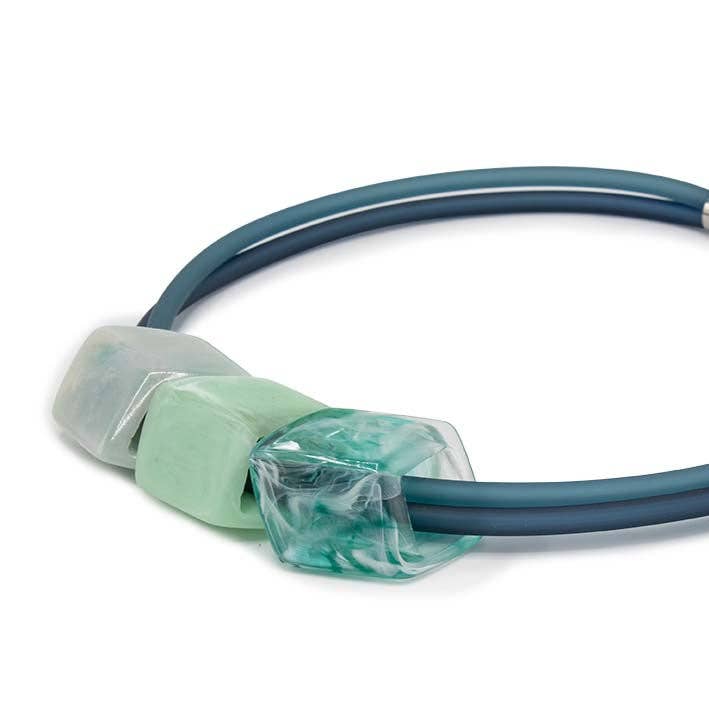 Rubber necklace with 3 cubes - Calm green for wholesale by FATES, style with a story