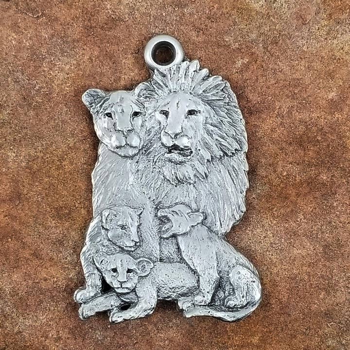 Afrikansk vildtløveskulptur, naturkunstfigur for engroshandel hos Schumann Sculpture