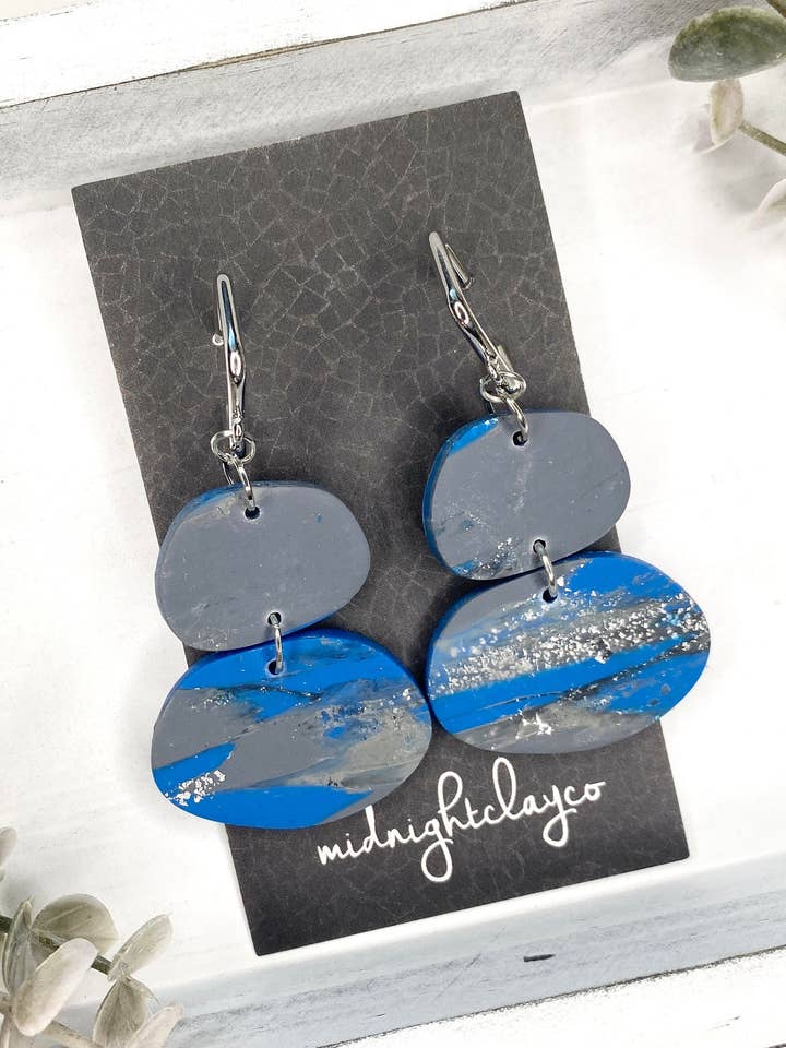 Blaue und graue Ohrringe für Frauen - quadratische Stecker für den Großhandel von midnightclayco