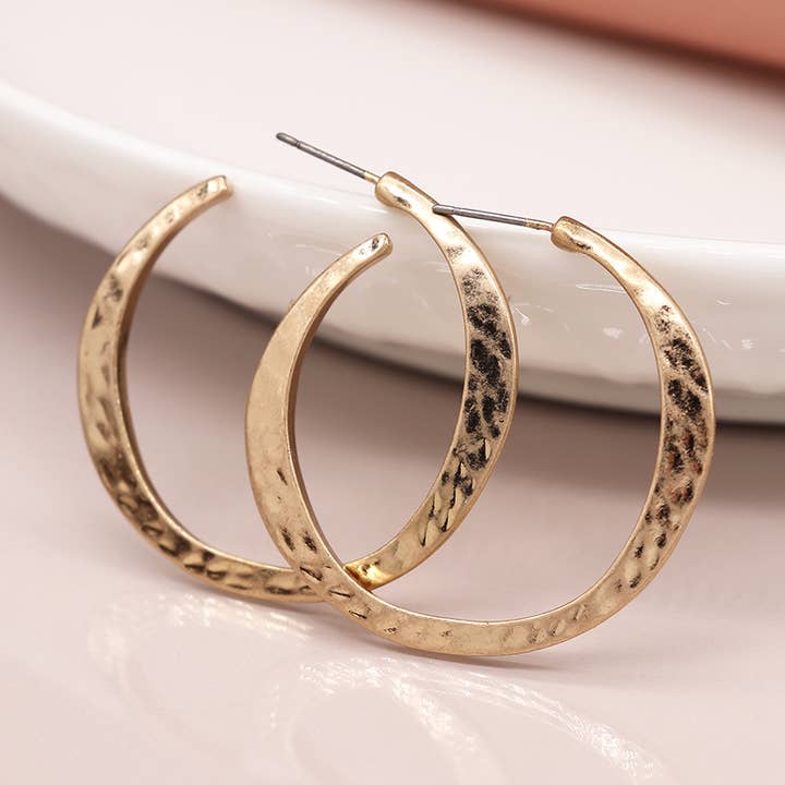 Orecchini a cerchio aperto irregolari martellati in oro consumato per la vendita all'ingrosso da parte di Peace Of Mind