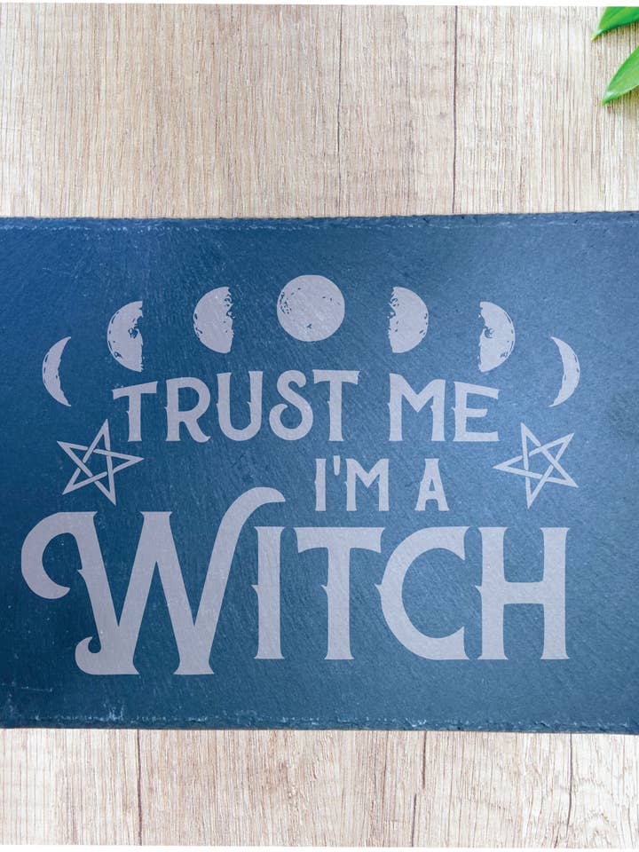 Plaque chauffante de cuisine en ardoise gravée avec citation de sorcière, 12 po pour la vente par Three Witches Tea Shop