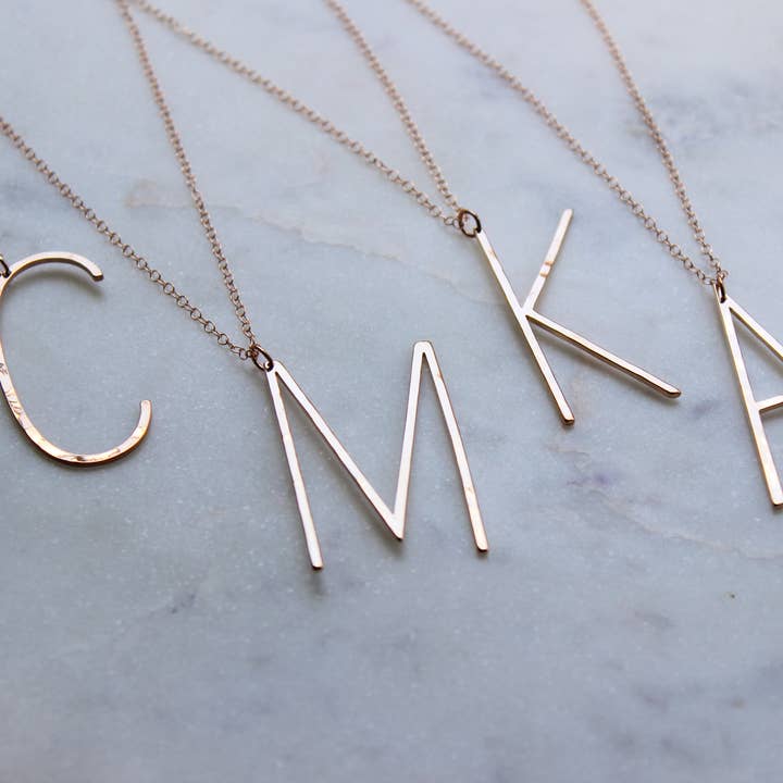 Laalee Jewelry - Vente Colliers à pendentif - Collier en or rose avec grandes lettres, grande initiale