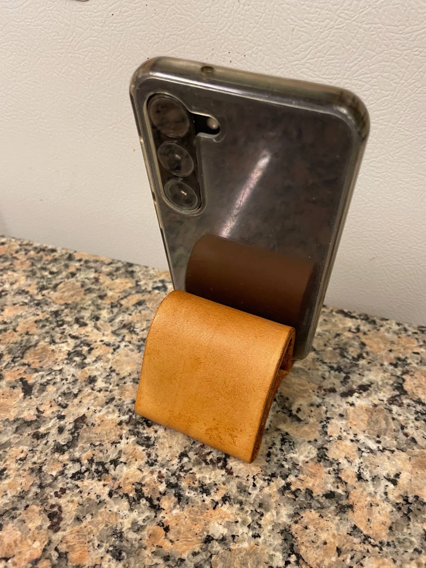 Leather and Painted - Wholesale Phone/Tablet Stand - Leather Phone Tablet Stand Handmade Veg Tanned leather2