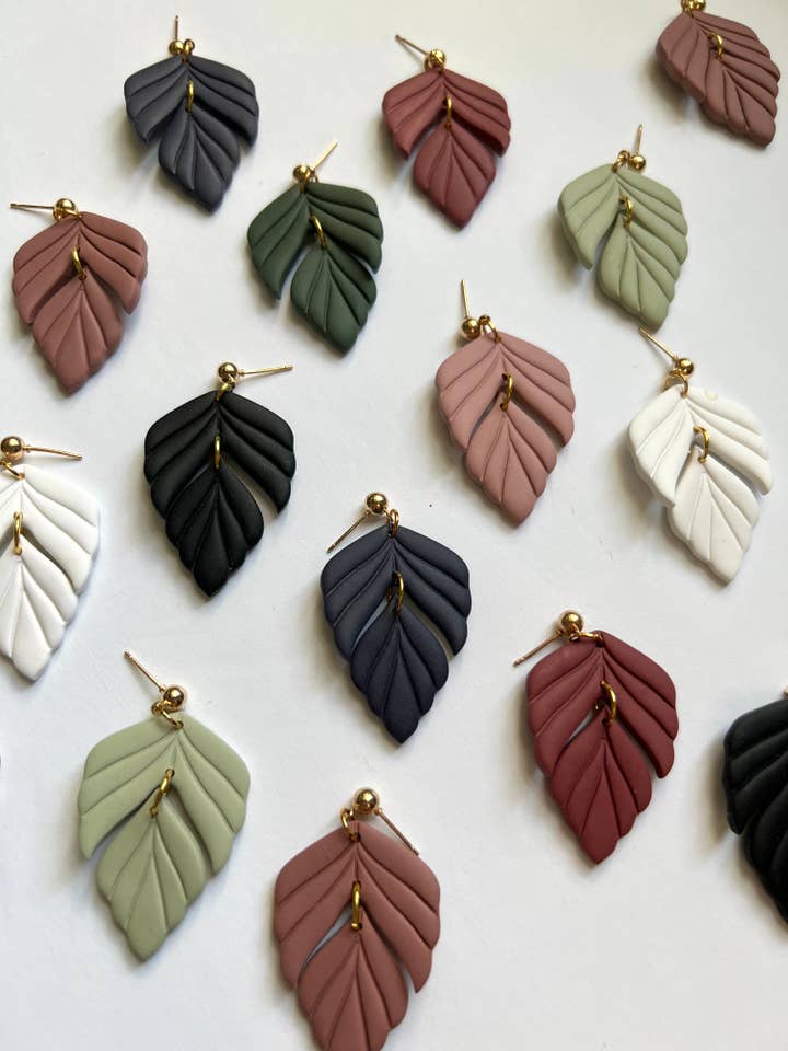Le Lily | Boucles d'oreilles pendantes en feuilles d'argile polymère | Ensemble Feuillage pour la vente par Daisy Lane Studio