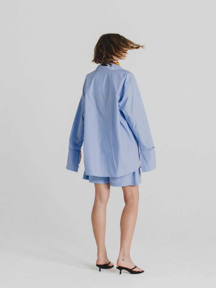 Chemise oversize en popeline de coton bleu ciel pour la vente par Alas
