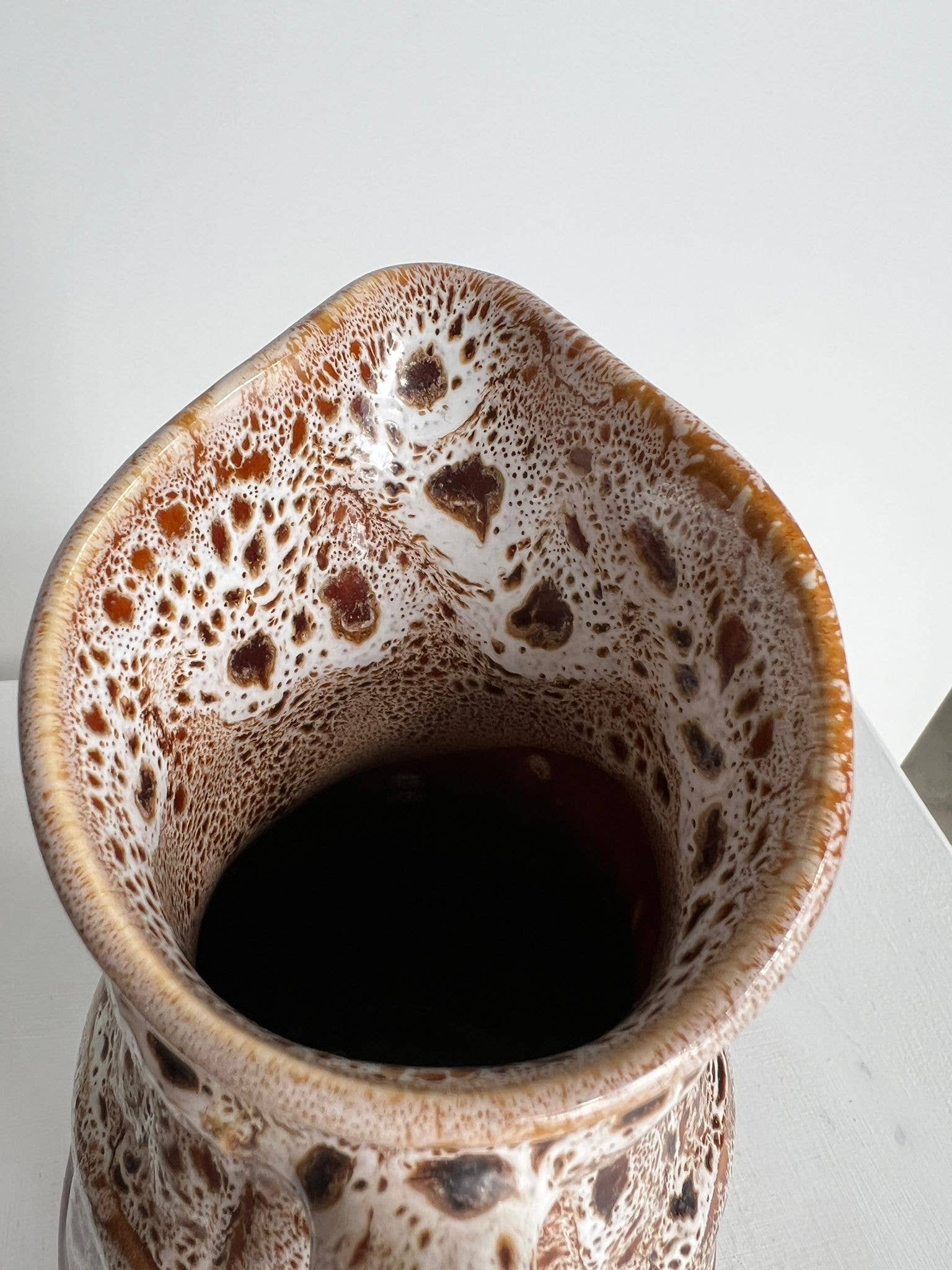 Office Objets – Objeto de mesa decorativo por atacado – Pequena jarra decorativa cerâmica vidrada com motivo de barril de cerveja8