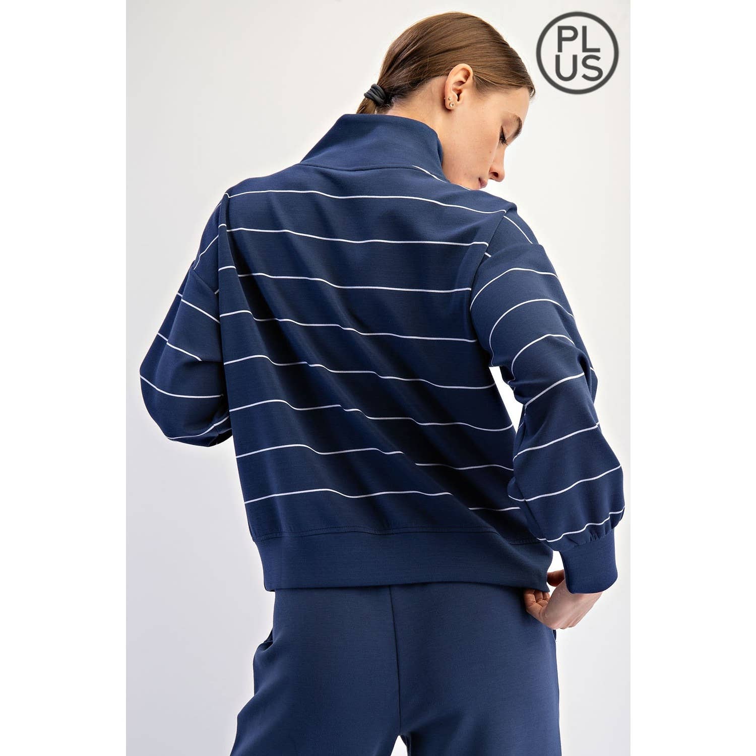 Rae Mode - Vendita all'ingrosso Felpa - Donna - GIACCA SCUBA A RIGHE IN MODAL TAGLIA FORTE CON SCOLLO A V23