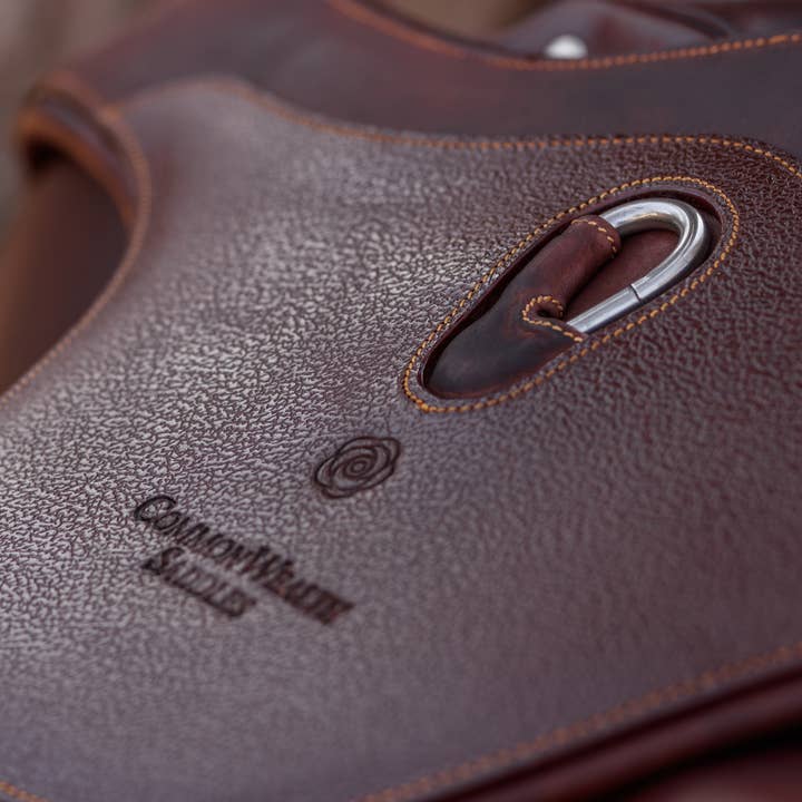 Hudson Long Anatomical Stud Girth pour la vente par CommonWealth