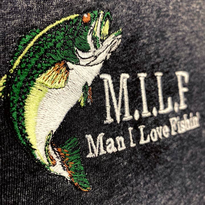 IncredibleGood Inc - Vente T-shirt – unisexe - T-shirt noir brodé Man I Love Fishin' MILF, unisexe