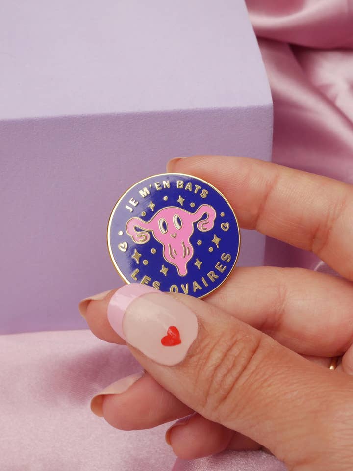 Spilla Me Ne Frego delle Ovaie per la vendita all'ingrosso da parte di MALICIEUSE