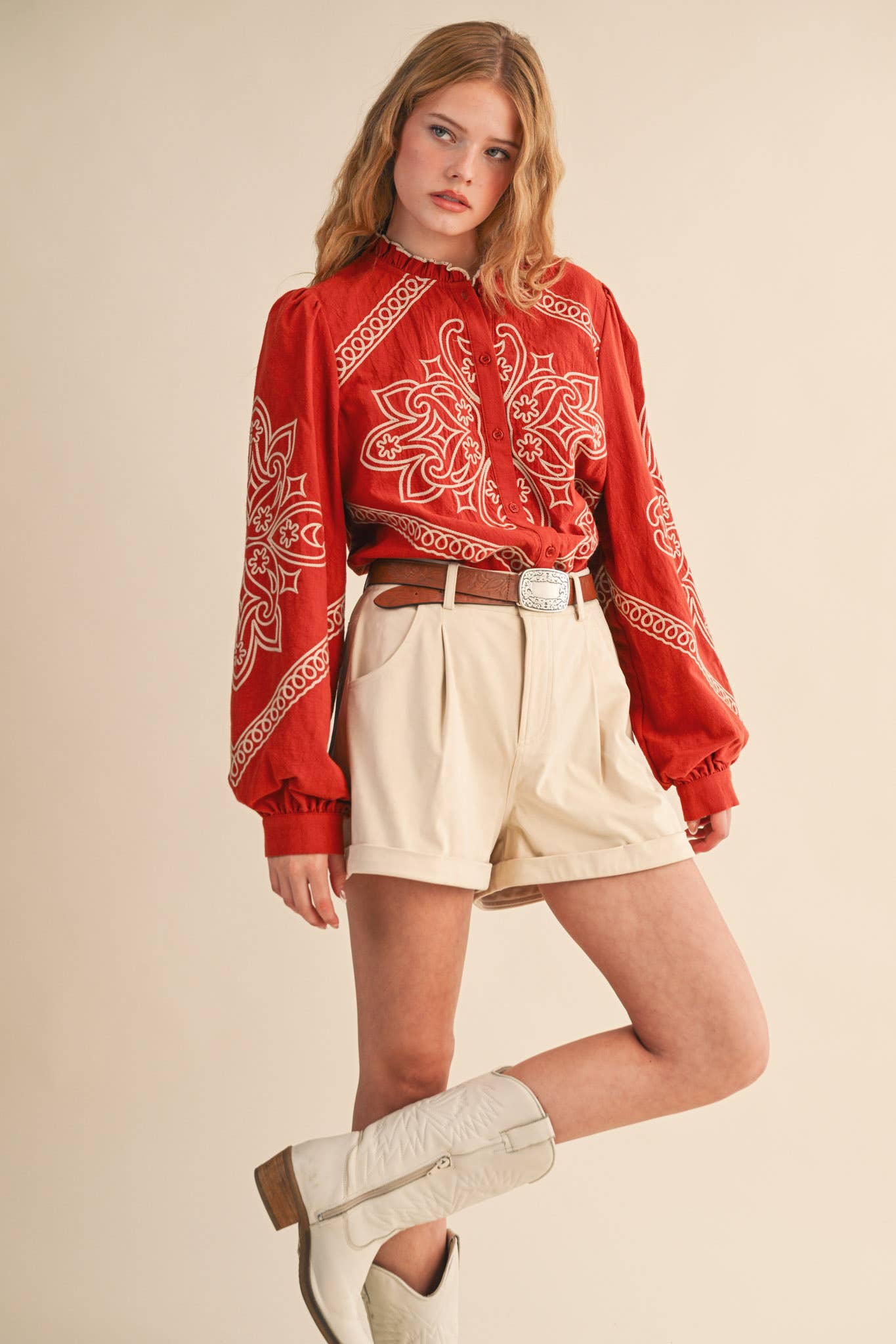 &MERCI – Engroshandel Skjorte med buttondown – til kvinder – BRODERET MOCK NECK KNAPPEBLUSE MTP333675