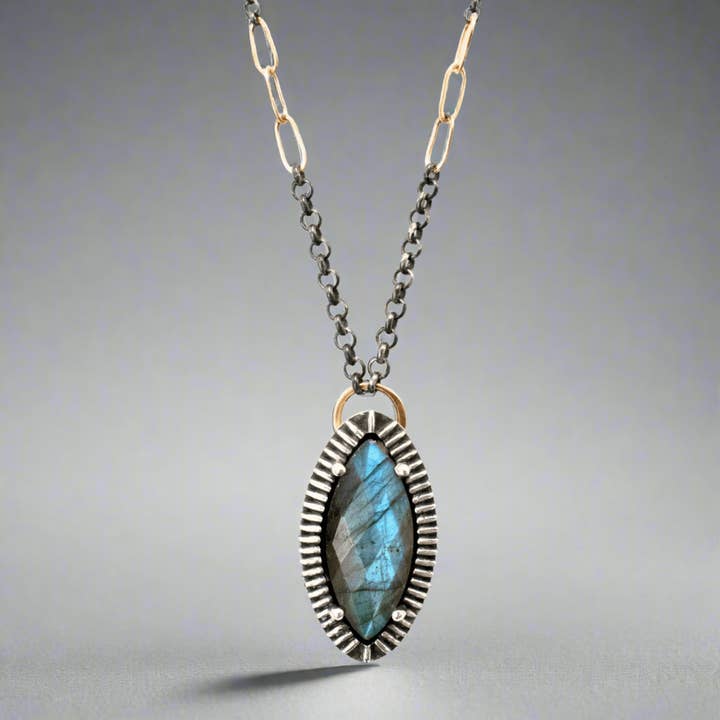 Pendentif en labradorite Mystic Reverie pour la vente par J + I Jewelry