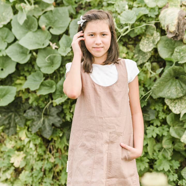 karmelblommig Ungdom Pinafore Förkläde för wholesale på Faire