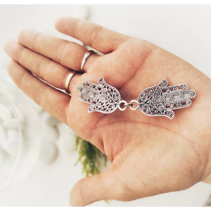 Hand clip of Fatima to close jackets, poncho, sweater.. for wholesale by Cristina SJ creative shop