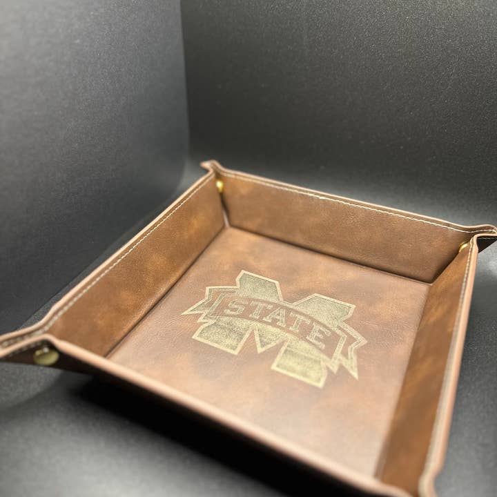 Bols en cuir fabriqués à la main pour la vente par Hello Darling Designs