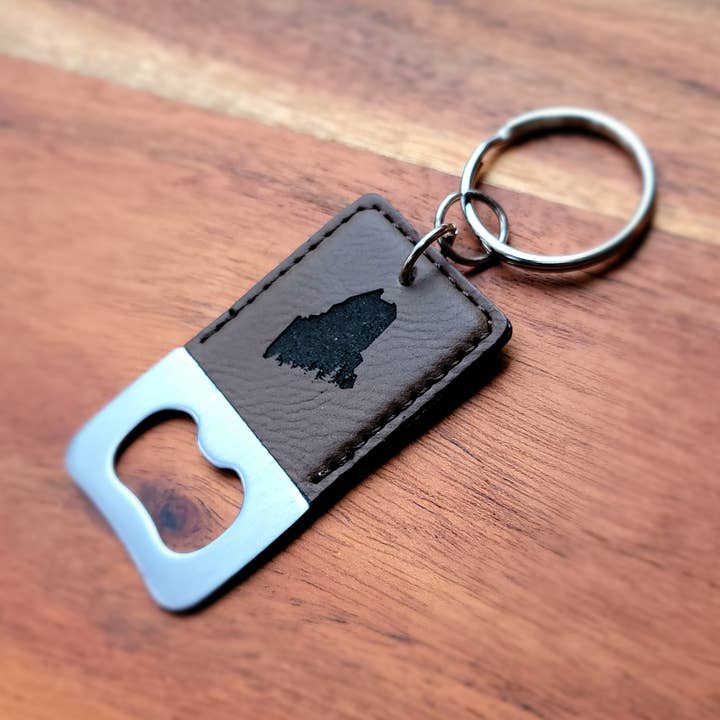 Porte-clés ouvre-bouteille en similicuir Maine Treeline pour la vente par Gem Lounge Jewelry