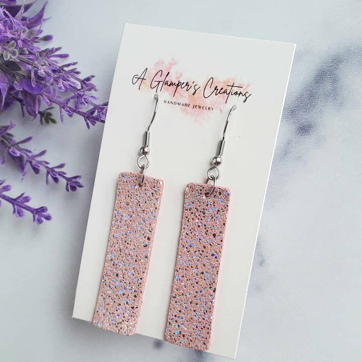 Pink Sparkle Bar leren oorbellen voor wholesale door A Glamper's Creations LLC