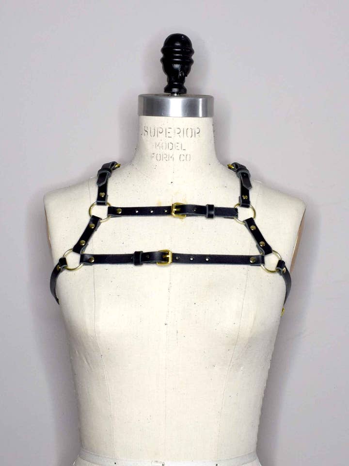 Harnais de poitrine en cuir Mono avec détail à double sangle pour la vente par Love Lorn Lingerie