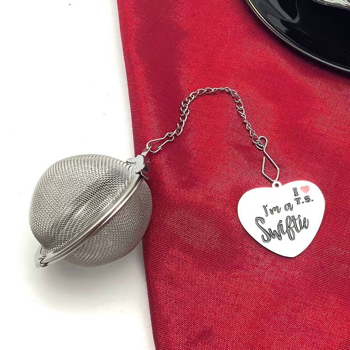 Infusore per palline da tè Iam a Swiftie Ispirato a Taylor Swift per la vendita all'ingrosso da parte di All Little Cute Things