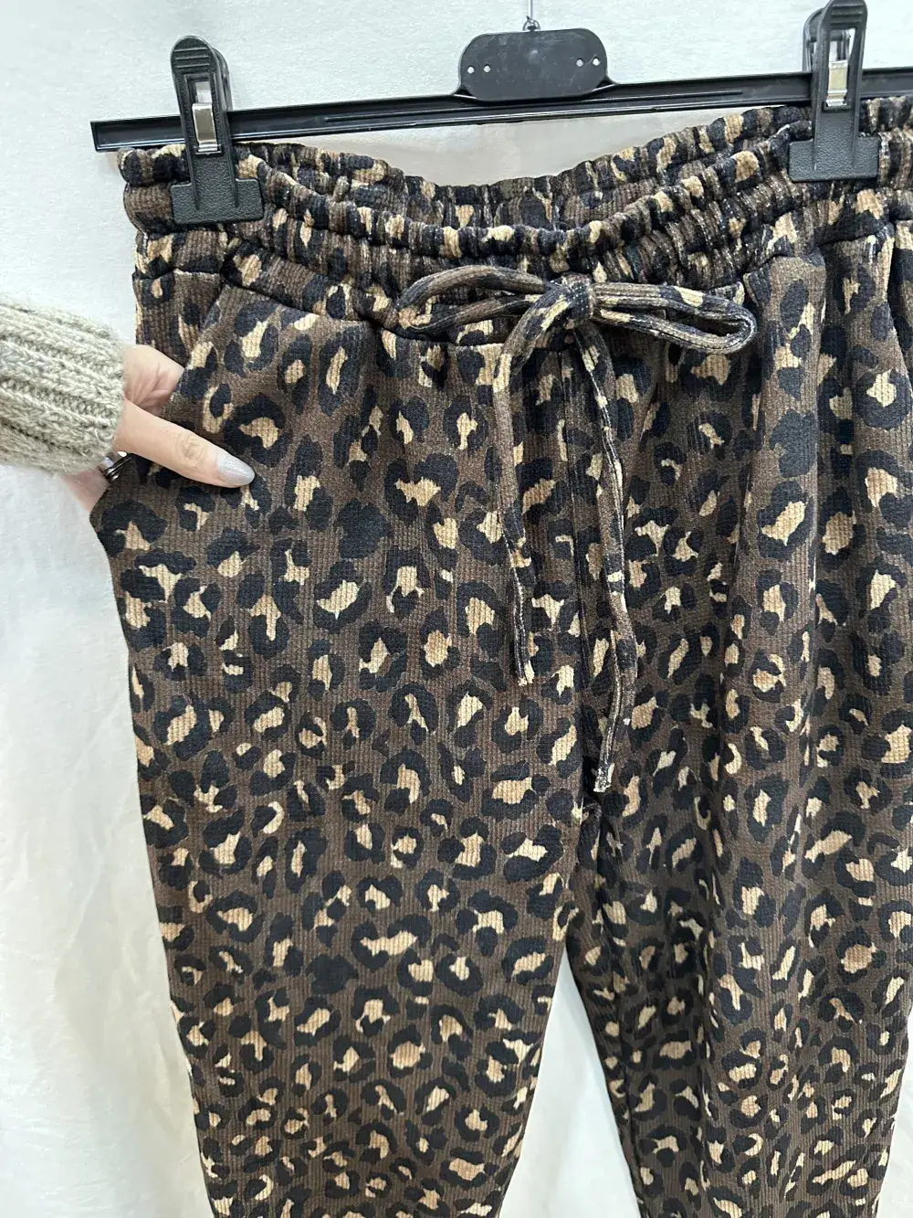 Mimi & Gogo - Venta al por mayor Pantalones de chándal/cómodos - Mujer - Pantalón de chándal de terciopelo con estampado de leopardo @4371_PaVCotletLeo10