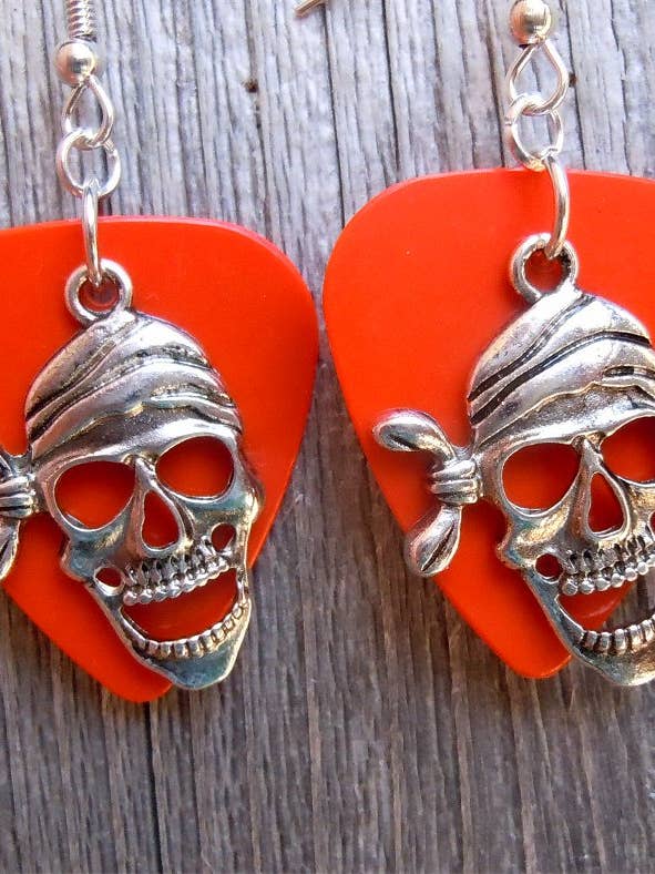 Charm-Ohrringe mit Piraten-Totenkopf und Bandana für den Großhandel von Simply Raevyn
