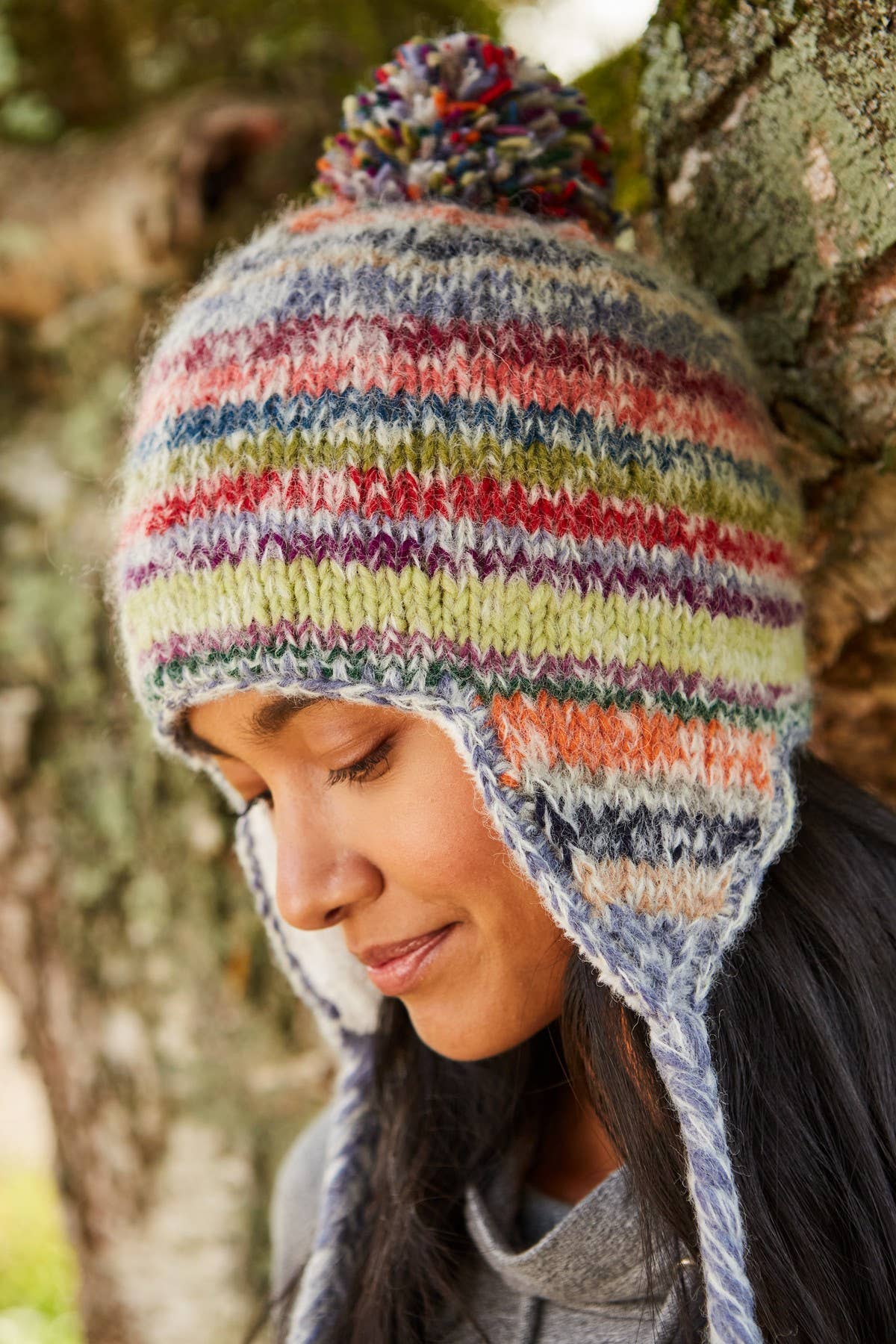 Un color Coroico - Gorro de punto con orejeras de lana mohair suave a rayas de venta al por mayor en Faire3