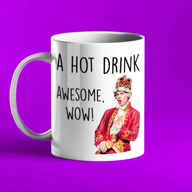 Une boisson chaude, génial, Wow ! - Mug Hamilton King George III pour la vente par Prickly Cards