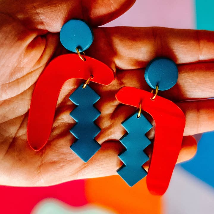 Orecchino pendente scultoreo a forma astratta, orecchino ondulato, per la vendita all'ingrosso da parte di Lauren Likes Art