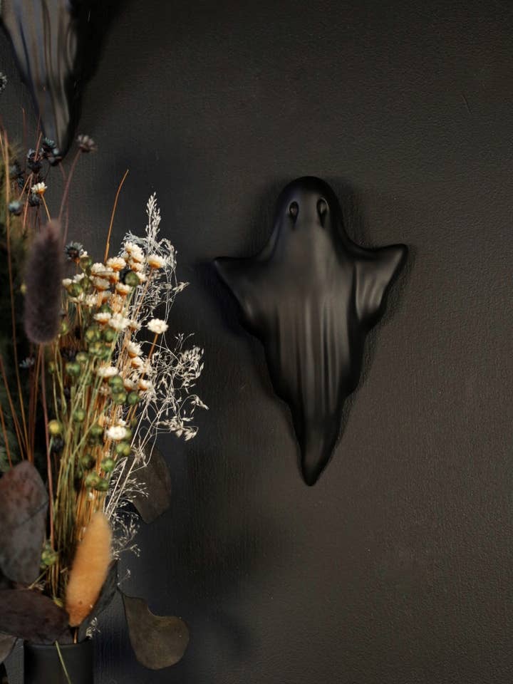 Fantasma Colgante de Pared para venta al por mayor de Mayhem Made Ltd