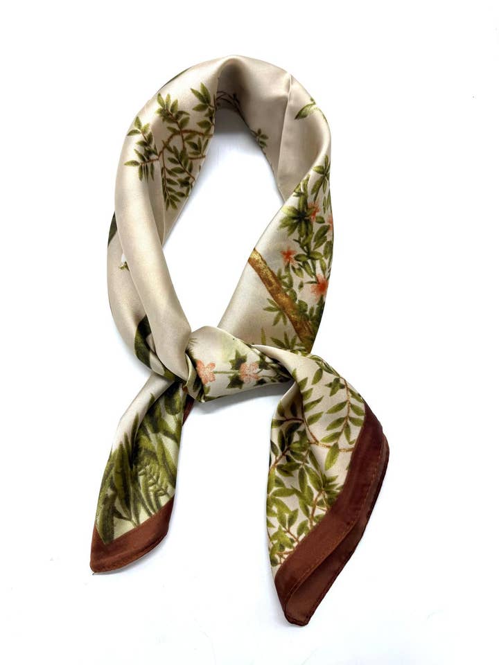 D-373 Foulard touche soie 70x70 motif jungle pour la vente par LINETA