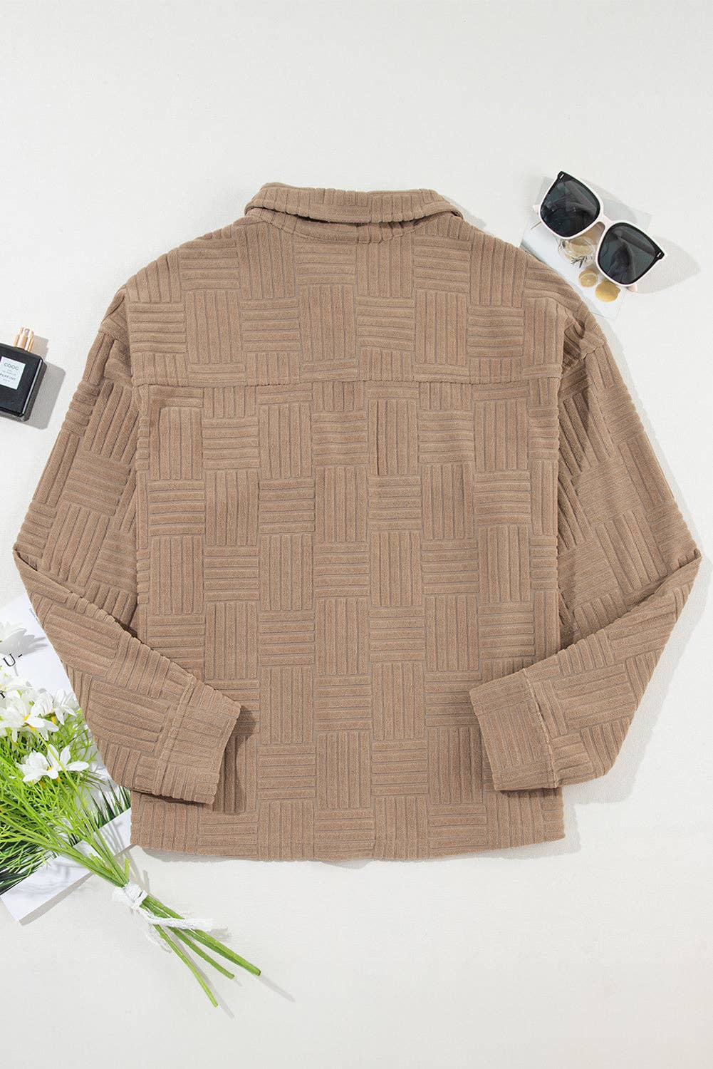 Cachi Scuro Giacca camicia con tasca sul petto e bottoni con texture in vendita all'ingrosso su Faire8