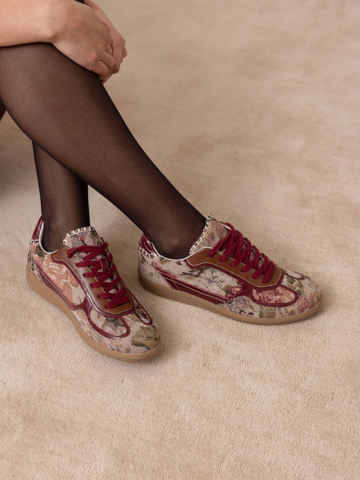 TAPISSERIE MAUVE Le Dalia | Baskets à lacets en dentelle tapisserie mauve en vente sur Faire3