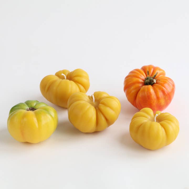 Artifaqt – Großhandel Geschenkkerze – Kerze aus Bienenwachs mit Erbstück-Tomaten-Motiv3