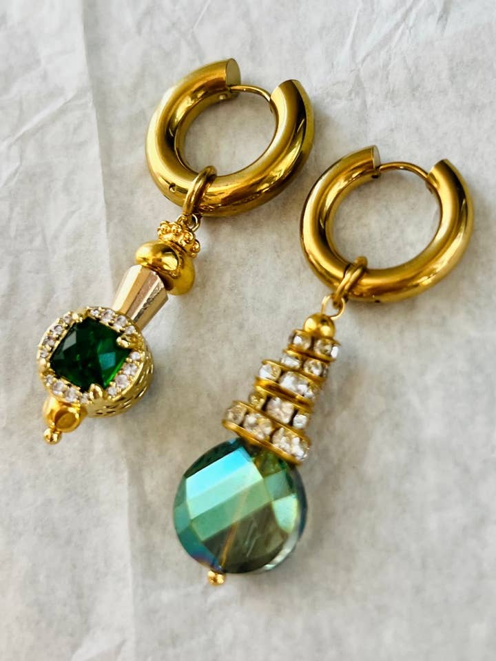 Single gold hoop beaded earrings for wholesale by Goupi