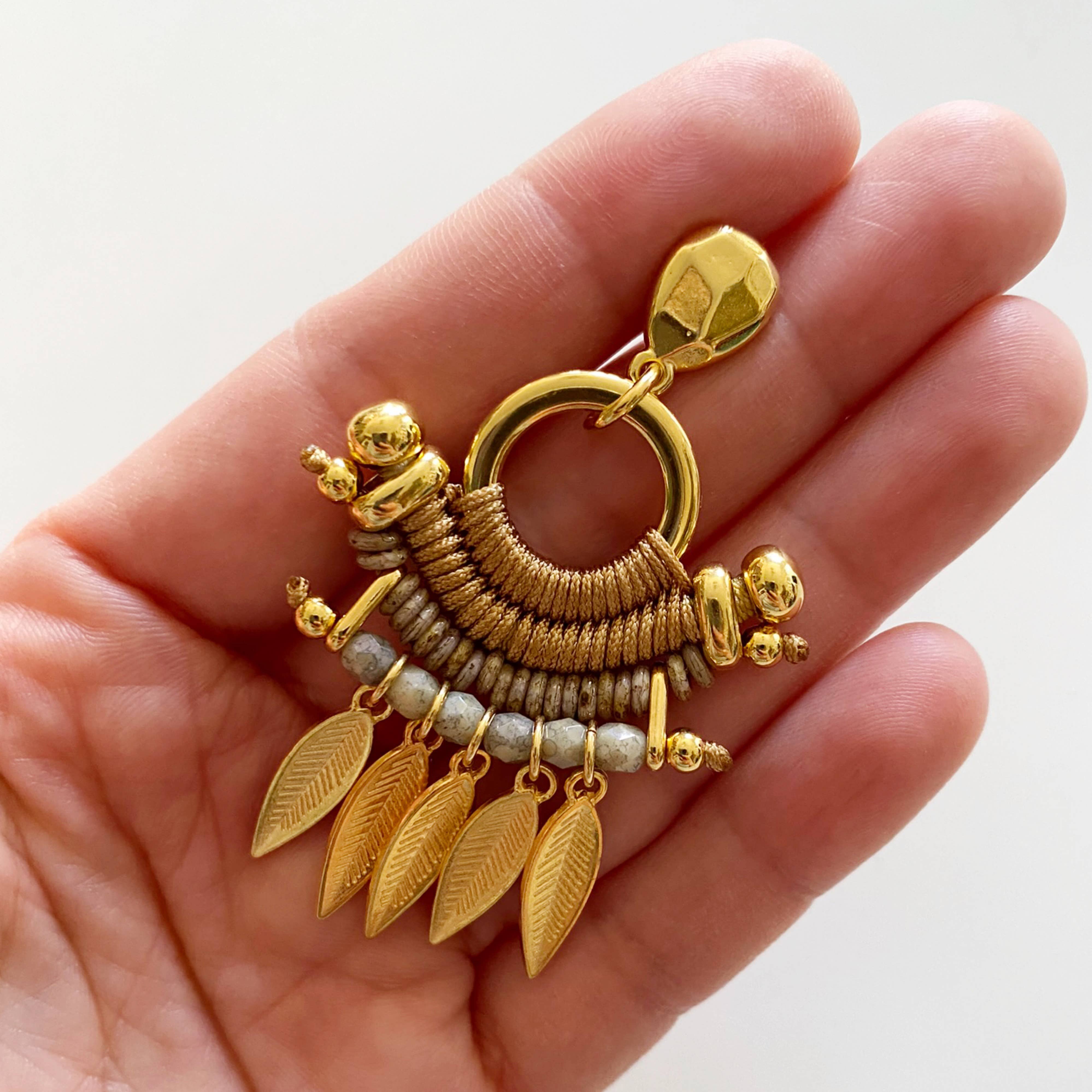 Araracuara - Wholesale Hangende/ronde oorbellen - Opvallende oorbellen QUNDÍO in beige en goud2