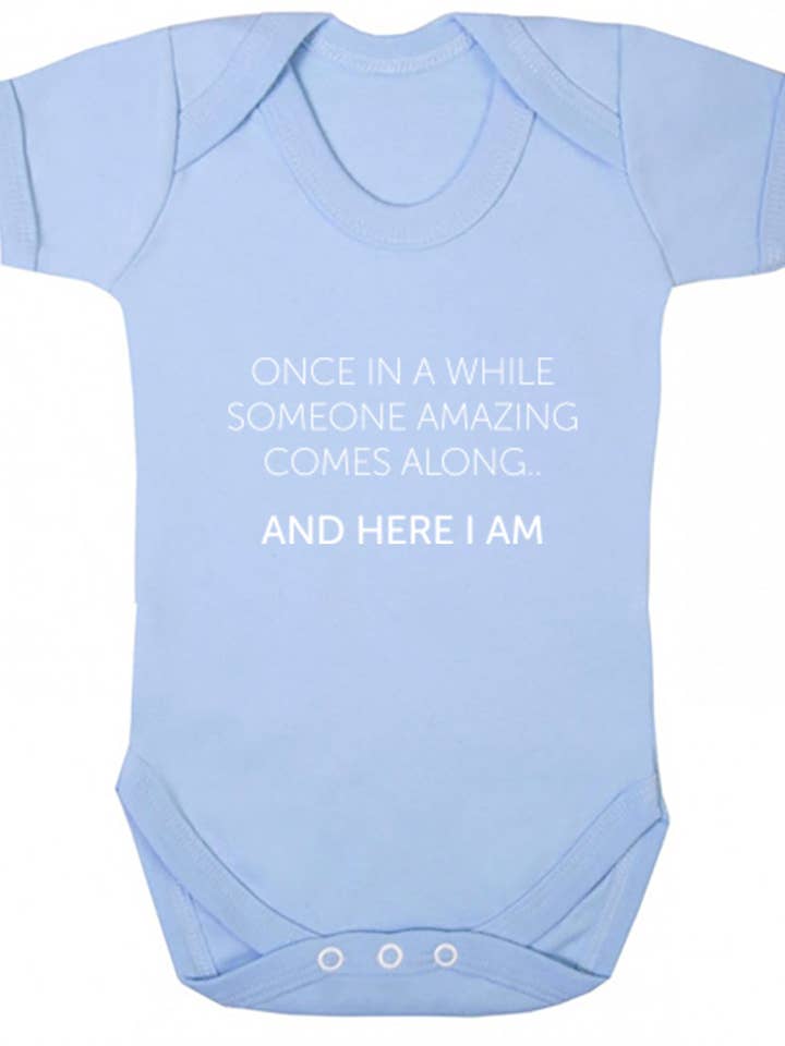 Di tanto in tanto arriva qualcuno di incredibile.. Baby Vest K2730 per la vendita all'ingrosso da parte di Illustrated Identity