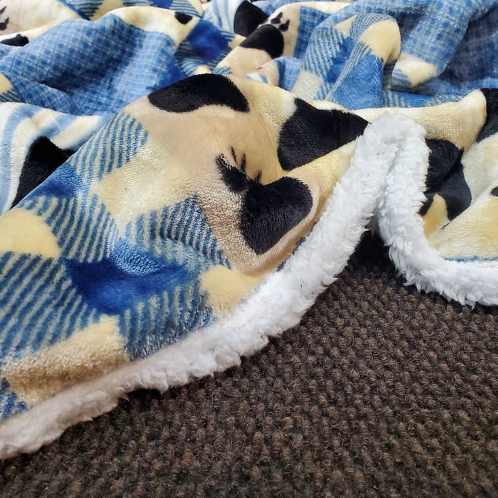 Duke Imports - Vendita all'ingrosso Plaid - Coperta in Flanella Sherpa "Black Bear Plaid Blue" 50"x60"2