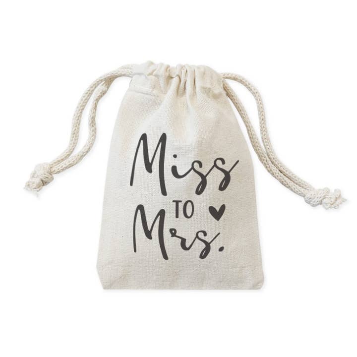 Miss To Mrs. Sac à friandises et pochette à cordon de serrage — pour la vente par The Cotton & Canvas Co.
