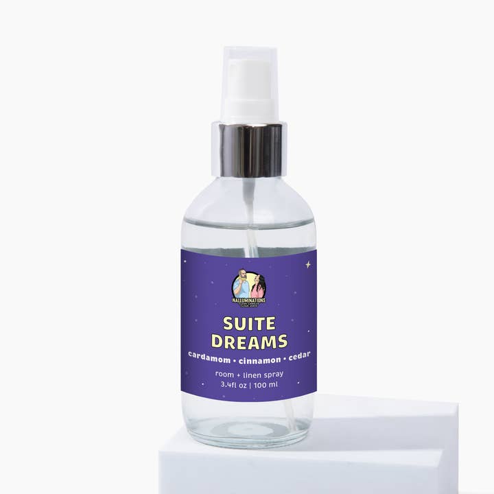 Spray d'ambiance Suite Dreams - Cardamome & Cannelle (100 ml) pour la vente par Nalluminations® - Clean Candles, Clean Jokes