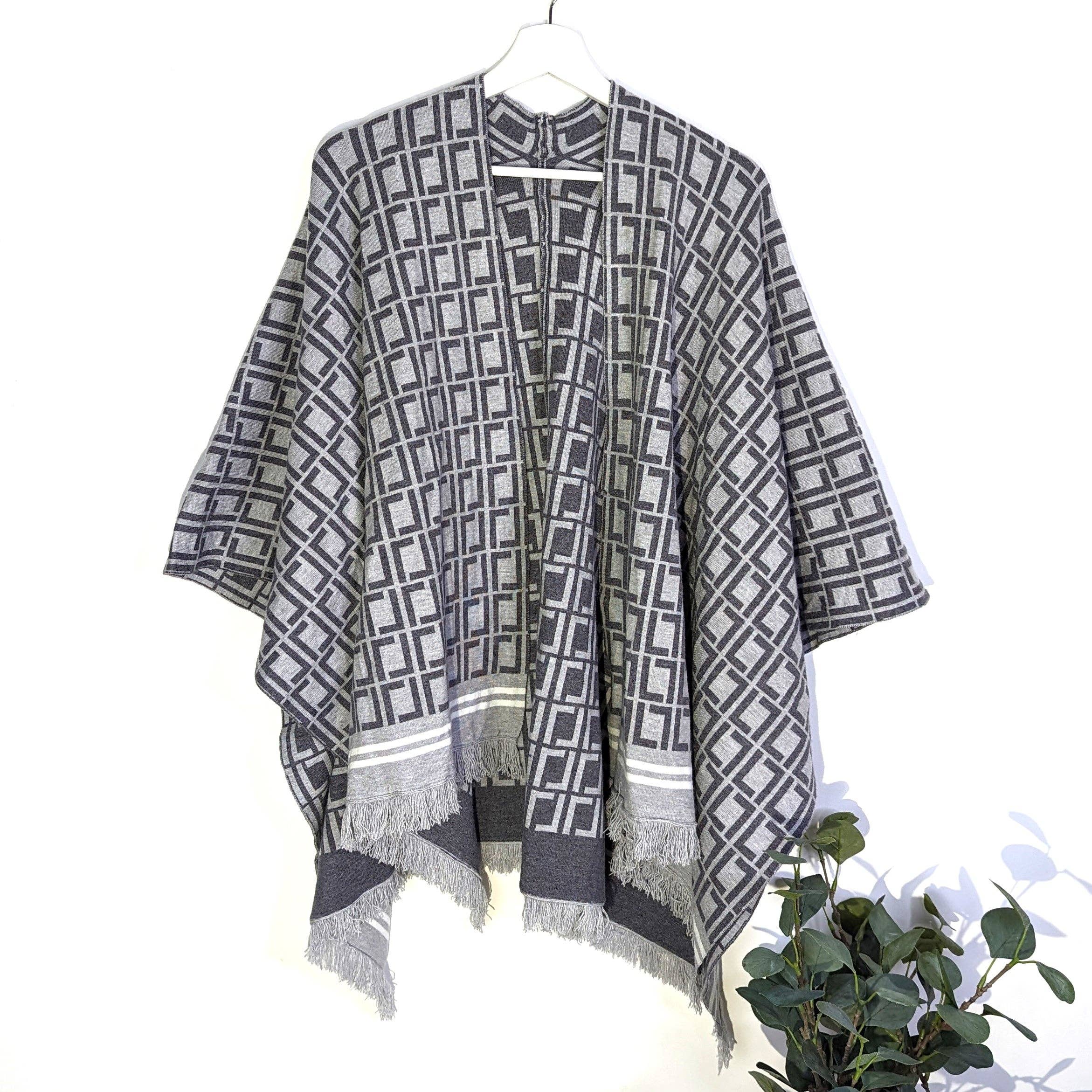 Tempest Designs – wholesale Poncho - Dam – Lyxig stickad poncho i designerstil med subtila fransar0