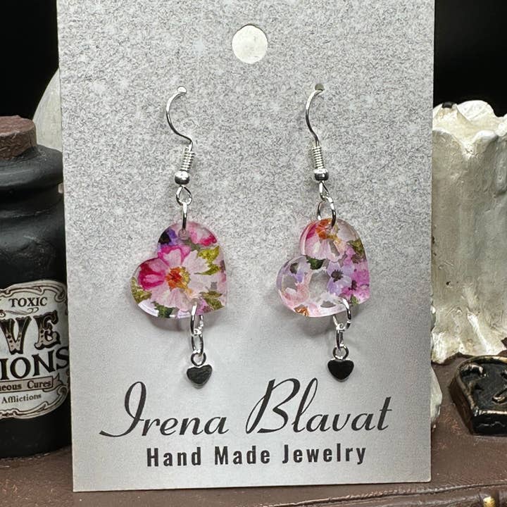 Blandede forårsblomsterøreringe og hjertecharme for engroshandel hos Irena Blavat Designs