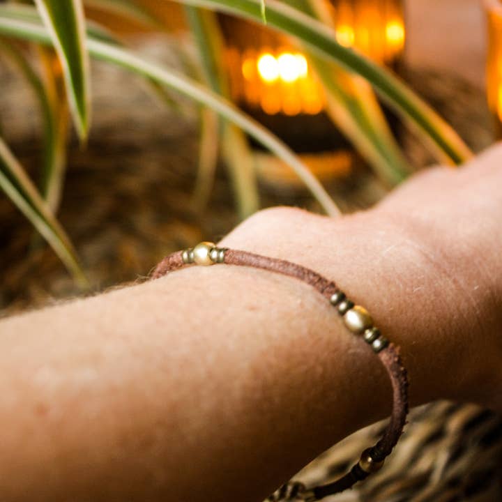 Leather bracelet with simple beaded design » Handmade for wholesale by Nomadu