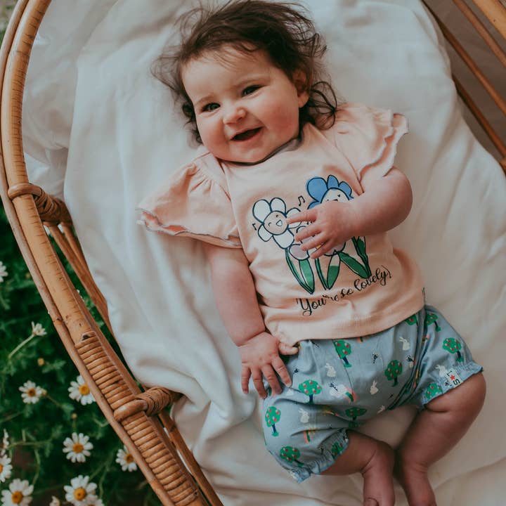 Ensemble haut et short avec slogan "Tu es si charmante" pour la vente par Lilly and Sid