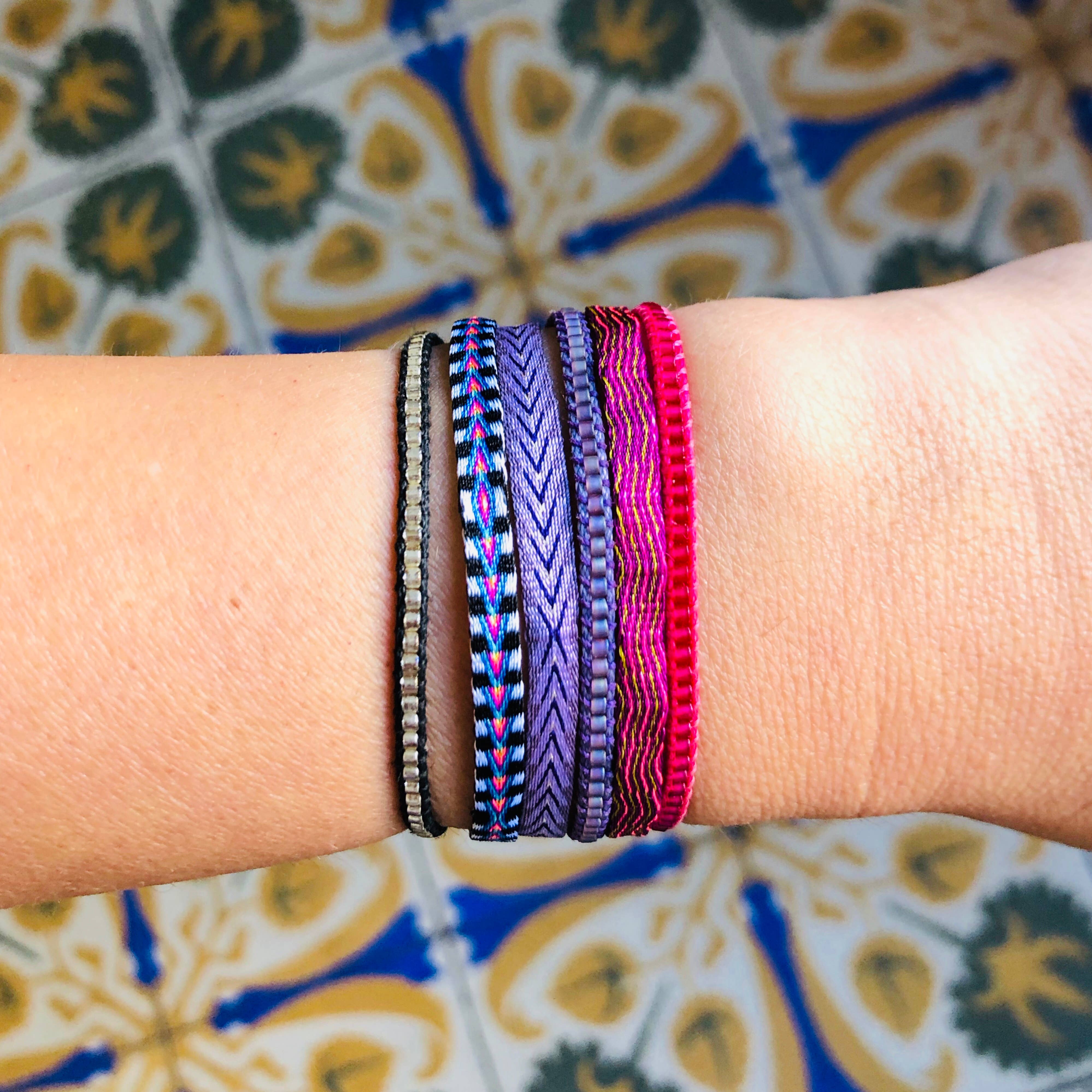 Kleurrijke verpakking Araracuara kleurrijke zijden armbanden geïnspireerd op Pereira voor groothandel op Faire6