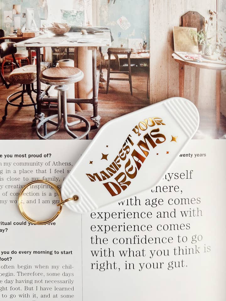 Manifestieren Sie Ihre Träume Motel-Schlüsselanhänger (Weiß & Gold) für den Großhandel von Maddon and Co