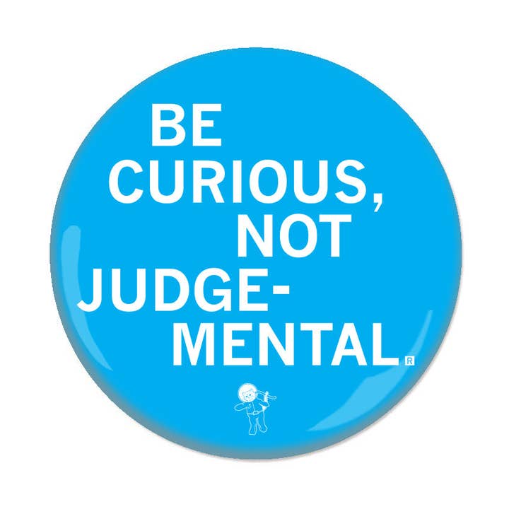 Botón «Sé curioso, no juzgues» para venta al por mayor de RAYGUN