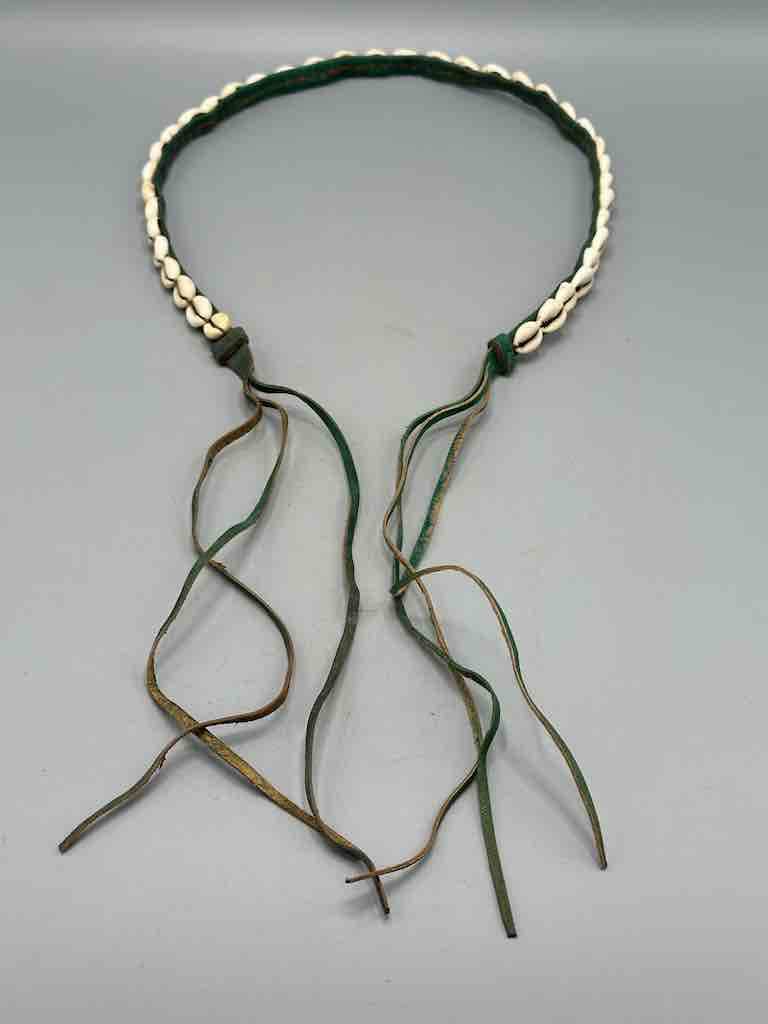 The Niger Bend – Großhandel Gürtel – Damen – Schmaler afrikanischer Krawattenverschluss aus echtem Kaurimuschelleder26