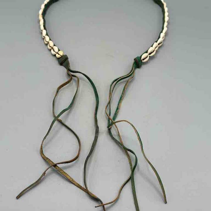 The Niger Bend – Großhandel Gürtel – Damen – Schmaler afrikanischer Krawattenverschluss aus echtem Kaurimuschelleder26